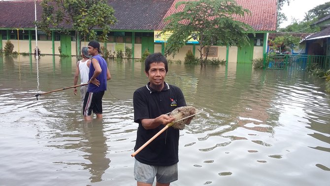 warga bantul mancing usai banjir
