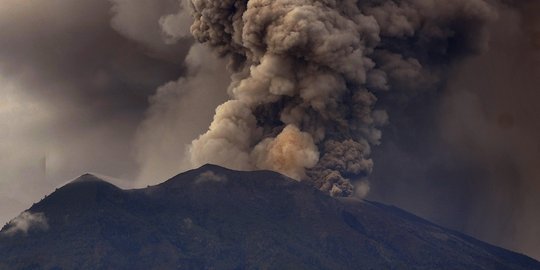 Gas berbahaya yang disemburkan Gunung Agung mencapai 3 ribu ton per hari