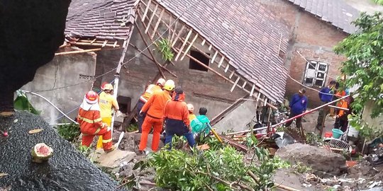 Tertimpa runtuhan bangunan rumah, 3 warga Yogyakarta ditemukan tewas