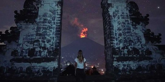 Dramatisnya letusan Gunung Agung hasil jepretan netizen