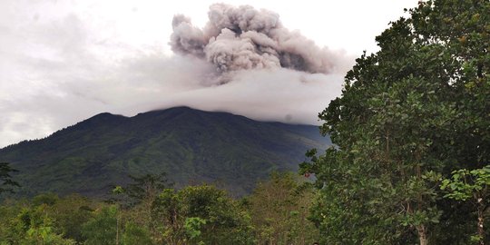 Letusan magmatik Gunung Agung terus terjadi sejak pukul 17.25 Wita