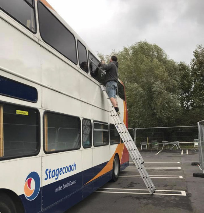 shelter berjalan dari bus tingkat karya warga portsmouth