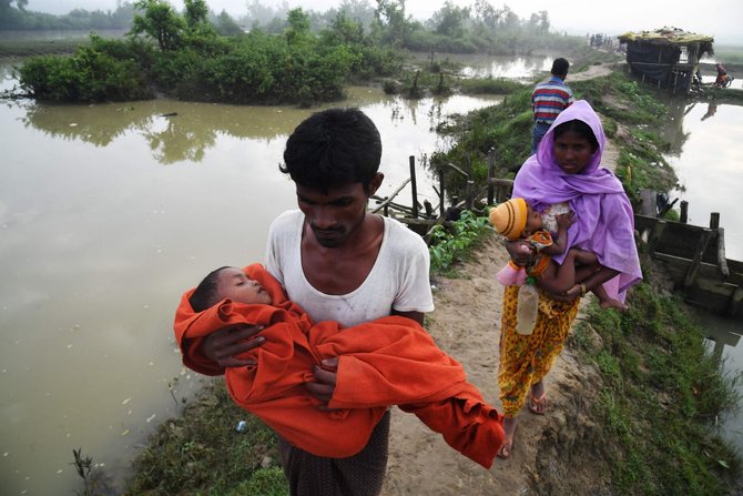 bocah pengungsi rohingya dalam gendongan orang tua