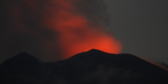 Keeksotisan cahaya magma di Puncak Gunung Agung