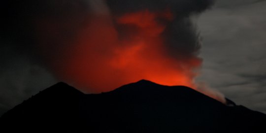 Lahar dingin Gunung Agung menerjang 2 sungai di Karangasem