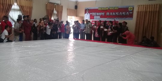 Tempe raksasa seberat 3,6 ton di Grobogan pecahkan rekor MURI