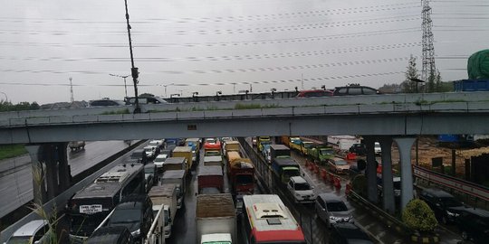 Tol Cikampek macet parah, kepadatan kendaraan sejauh 3 km