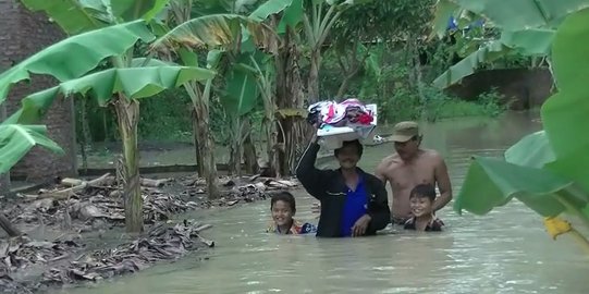Jembatan putus, satu kampung di Cianjur terisolir