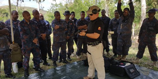 Persiapan pengamanan APEC, anggota Polri ajari Polisi PNG menembak