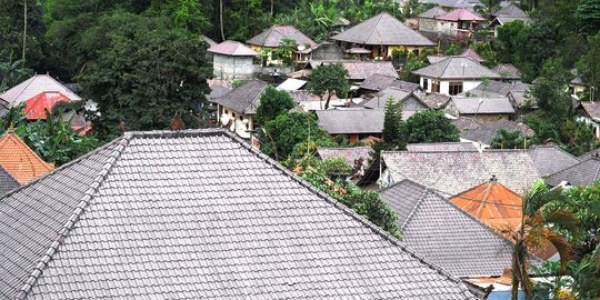 Abu erupsi Gunung Agung selimuti atap rumah warga Bali