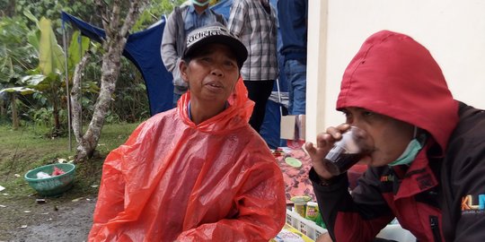 Kisah Nenek Rauh, penjual kopi di pos pantau Gunung Agung