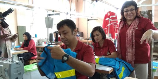 Cerita buruh difabel, bekerja di pabrik pembuat baju anti peluru kelas dunia