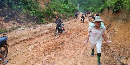 Jalan masih tanah, warga Galagua terisolasi saat hujan