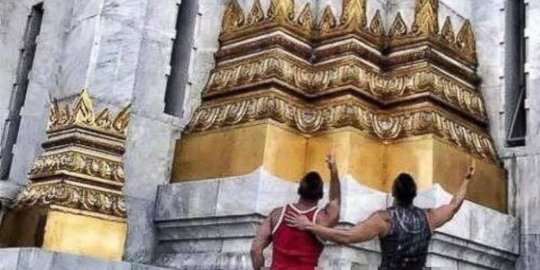 Dua WN AS yang pamerkan bokong di kuil Thailand didenda