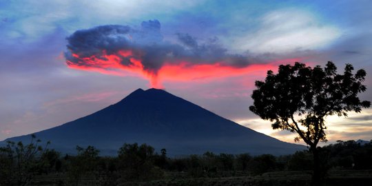 Keindahan Gunung Agung saat masa tenang