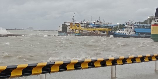Penyeberangan Merak - Bakauheni ditutup karena cuaca buruk