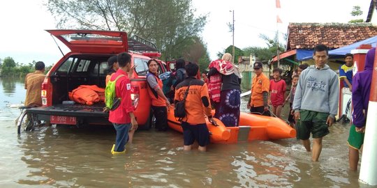 Tanggul pantai jebol, ratusan warga Pekalongan mengungsi