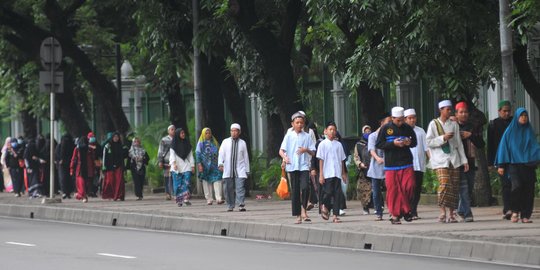 Antusias massa Majelis Rasulullah jalan kaki hadiri Maulid Nabi di Monas