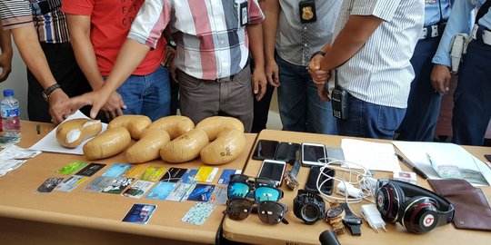 Petugas Bandara Pekanbaru tangkap 4 pria pembawa sabu 5,7 kg