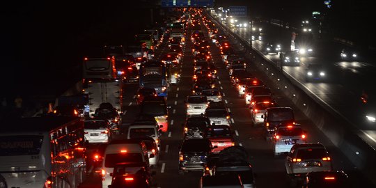 Kepadatan Tol mengarah Cikampek diperkirakan terjadi hingga malam