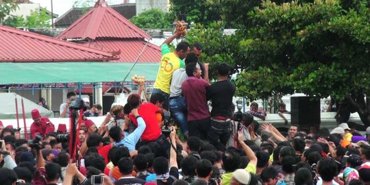 Keseruan warga Yogya berebut gunungan dalam Grebek Maulid Nabi