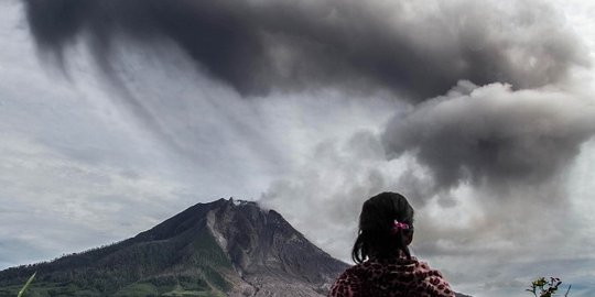 Gunung Sinabung 3 kali erupsi dalam 20 menit