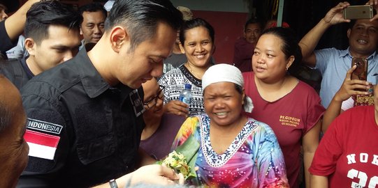 Temui korban bencana di Imogiri, Agus Yudhoyono santap bakmi di daun pisang