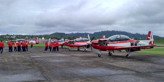 Hujan angin, 6 pesawat Jupiter Aerobatic gagal tampil di Sail Sabang