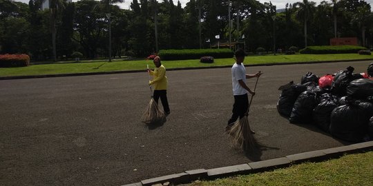 Peserta reuni 212 gotong royong bersihkan Monas