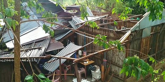 Puting beliung di Banyumas Barat tumbangkan pohon & timpa 50 rumah warga