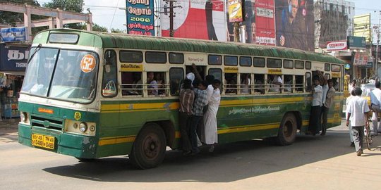 Ketika kaos  kaki  bau picu keributan di  bus India merdeka com