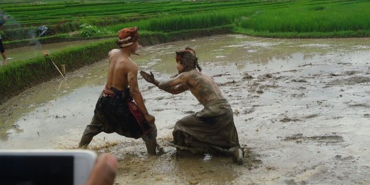 Silek Bagoluk Lunau, pertarungan jawara di sawah penuh lumpur