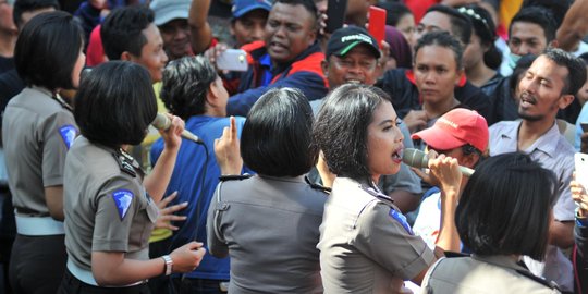 Aksi Polwan nyanyi dangdut ramaikan Car Free Day di Bundaran HI