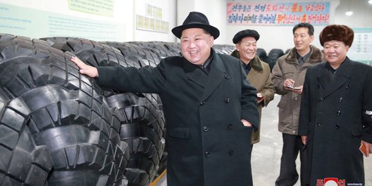 Reaksi Kim Jong-un ketika sentuh ban traktor