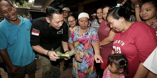 Saat AHY cicipi mie rebus di tengah korban banjir Bantul