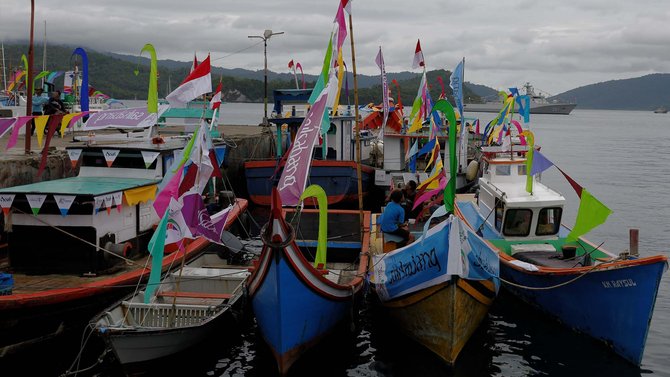 warga hias perahu jelang sail sabang 2017