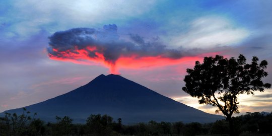 Monitor PVMBG pantau pijar api di puncak Gunung Agung mulai meredup