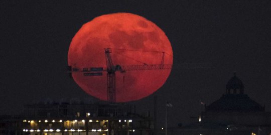 Penampakan supermoon paling terang yang menakjubkan