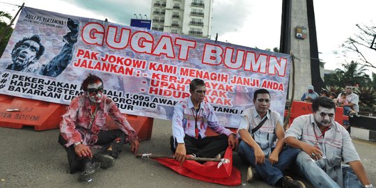 Aksi 'zombie' korban PHK Pertamina tuntut keadilan ke Jokowi