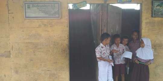 Menolak dipindah, siswa SD Sadah bertahan di sekolah bekas kandang Kerbau