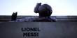 Jadi sasaran vandalisme, patung Messi kini tersisa sepatu dan bola saja