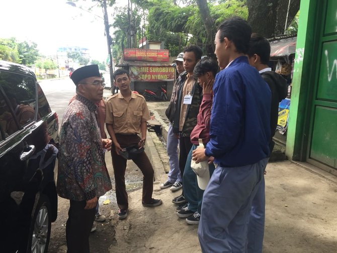 mendikbud tegus siswa merokok di pinggir jalan