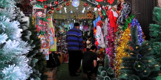 Berburu pernak-pernik perayaan Natal di Pasar Asemka
