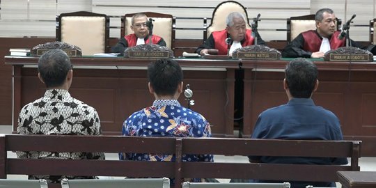 Hakim vonis tiga pimpinan DPRD Mojokerto 4 tahun penjara karena terima suap