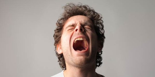 kenapa kamu harus duduk saat makan? ini dia 7 alasannya