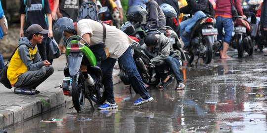 Nasib puluhan sepeda motor mogok akibat banjir rob di Muara Baru