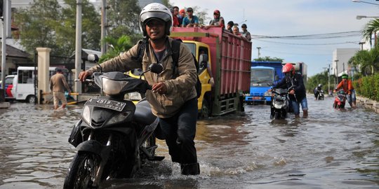 Banjir rob lumpuhkan Muara Baru