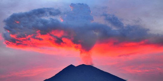 Aktivitas meningkat, Gunung Agung kembali munculkan pijar api