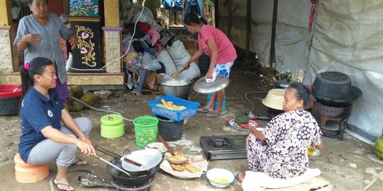 Alat masak hanyut tersapu banjir, warga Bantul bikin dapur umum