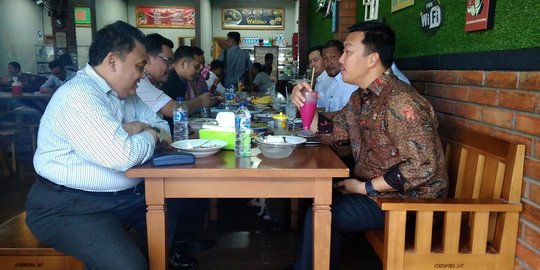 Aksi seru Menpora, nongkrong bareng dan traktir pegawai di kantin